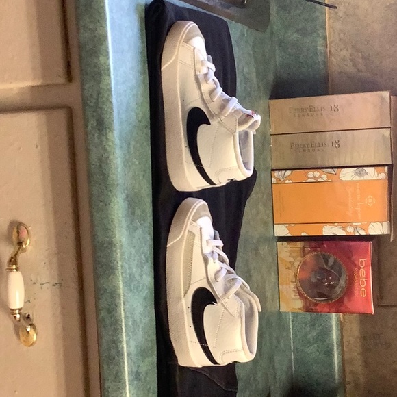 NIKE CHILD’S BLACK AND WHITE RUNNERS SIZE 2.5 US - Picture 2 of 8